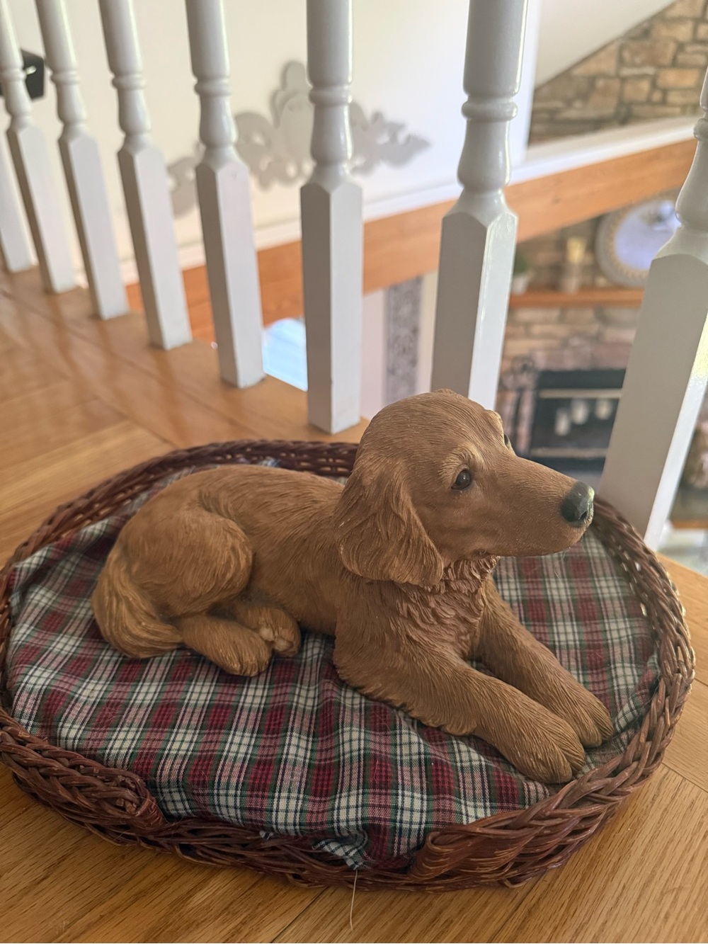 Sandcast Figurine Golden Retriever with Wicker bed & plaid cushion - Picture 2 of 6